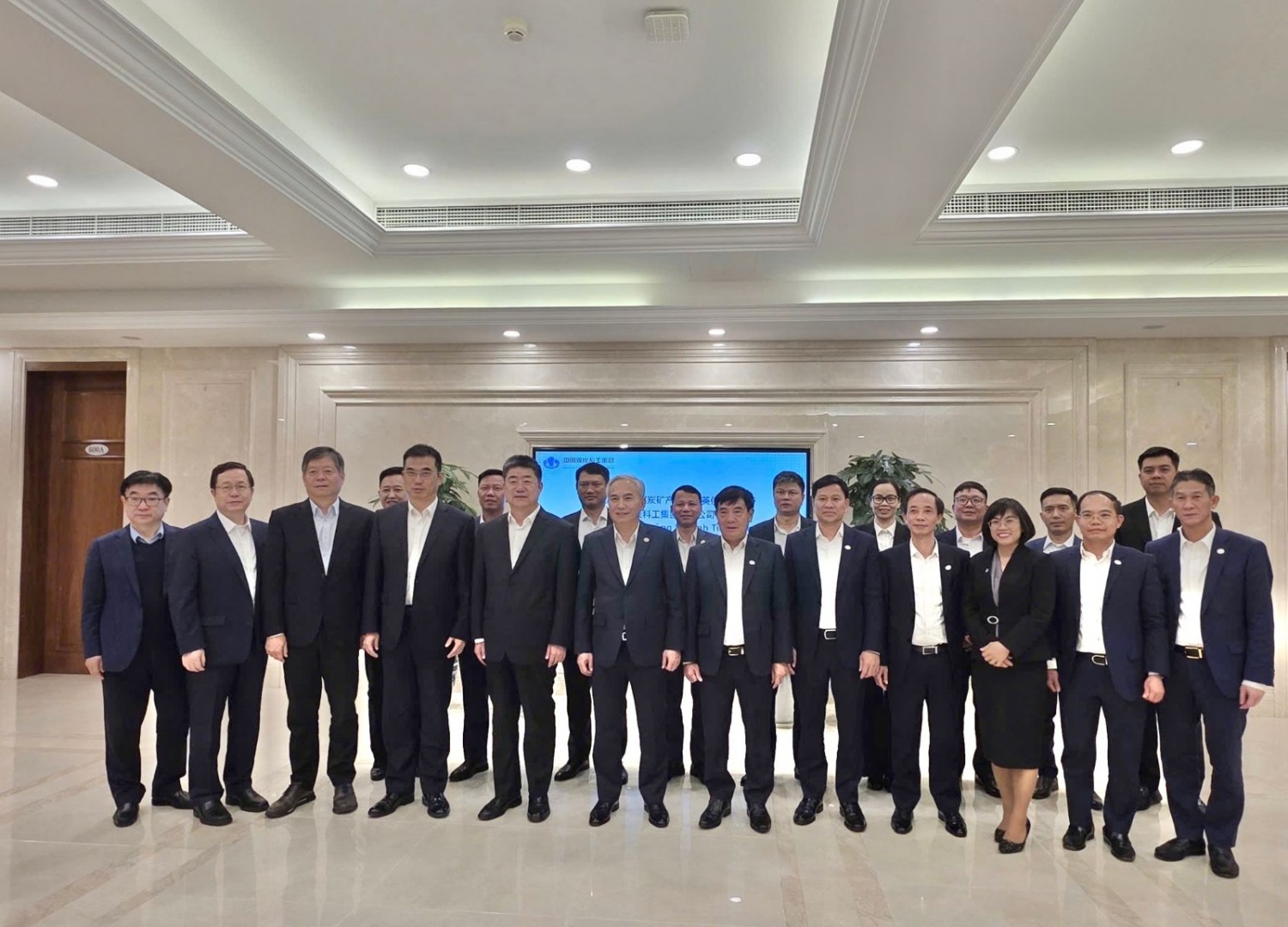 Đoàn công tác Tập đoàn Công nghiệp Than - Khoáng sản Việt Nam thăm và làm việc với Tập đoàn Khoa học và Kỹ thuật Than Trung Quốc TKV