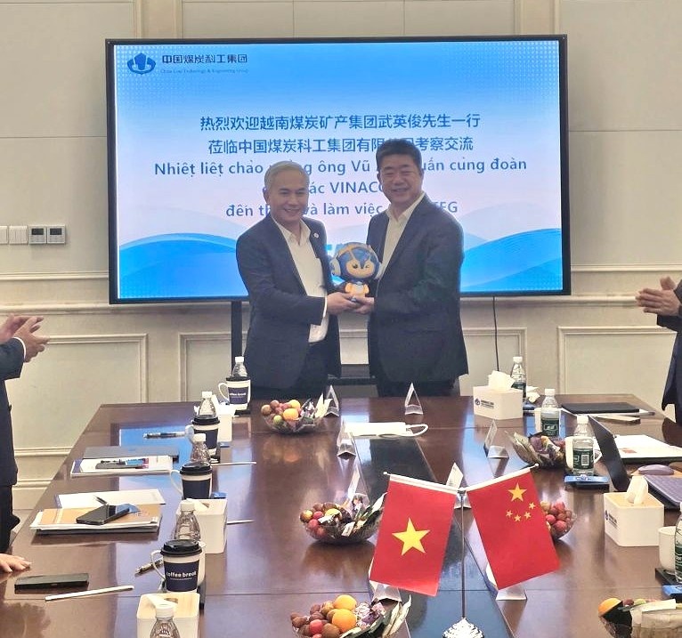 Đoàn công tác Tập đoàn Công nghiệp Than - Khoáng sản Việt Nam thăm và làm việc với Tập đoàn Khoa học và Kỹ thuật Than Trung Quốc TKV