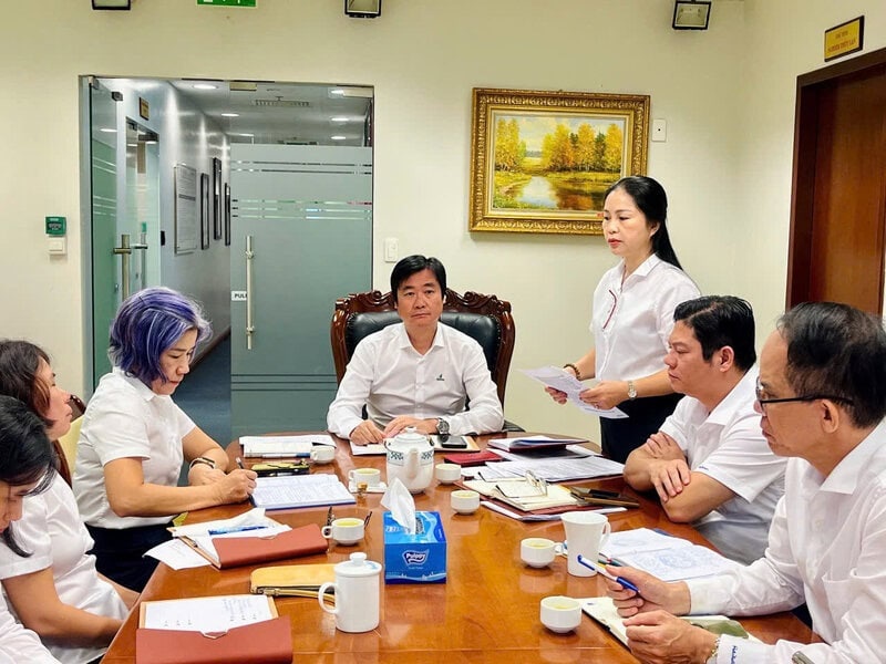 Các đảng viên thảo luận các nội dung quan trọng