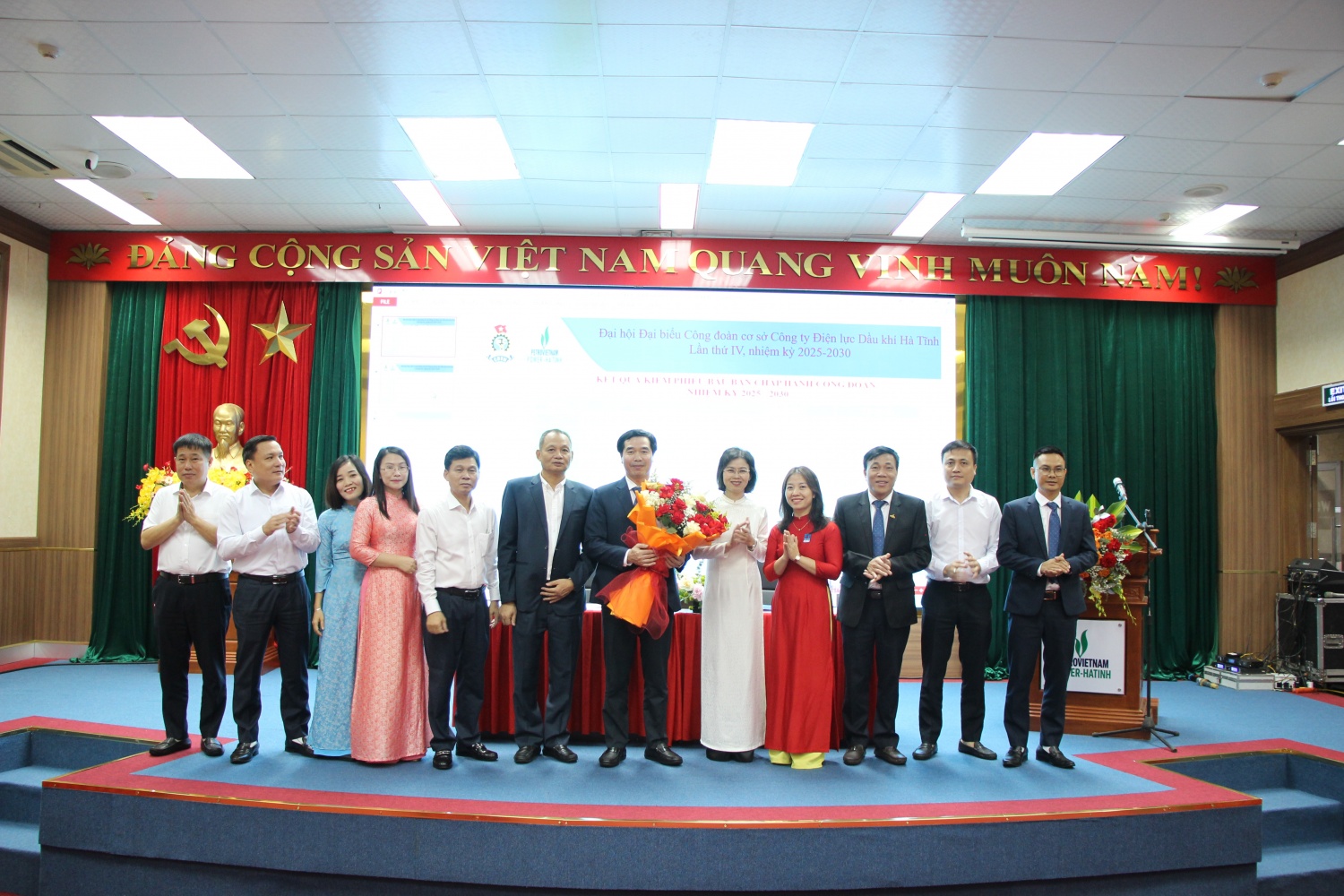 BCH Công đoàn nhiệm kỳ mới ra mắt tại Đại hội. BCH Công đoàn nhiệm kỳ mới ra mắt tại Đại hội.