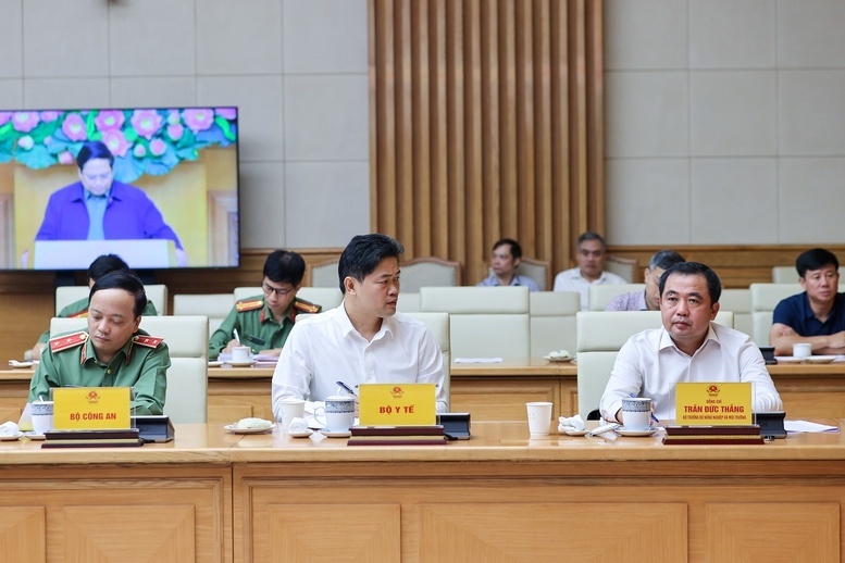 Thủ tướng: Bằng mọi biện pháp phải tiếp tế cho người dân tại những nơi bị cô lập do mưa lũ miền Trung Thủ tướng: Bằng mọi biện pháp phải tiếp tế cho người dân tại những nơi bị cô lập do mưa lũ miền Trung