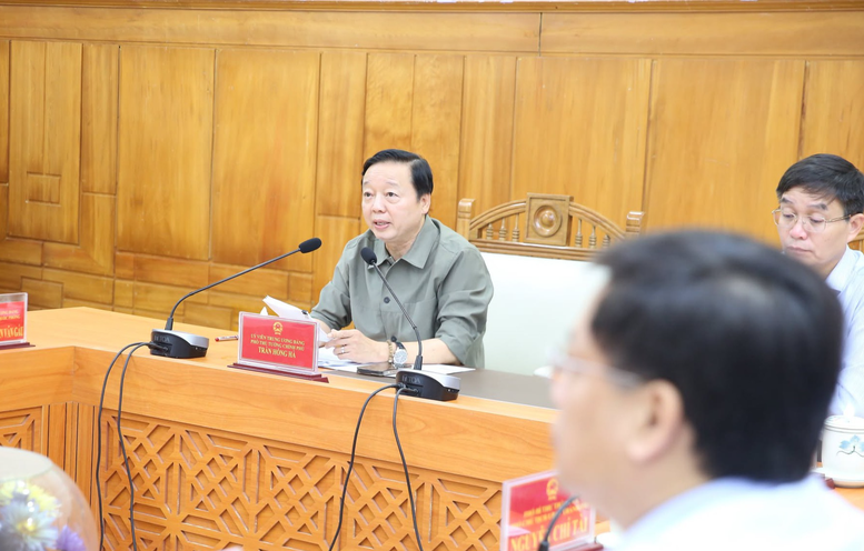 Thủ tướng: Bằng mọi biện pháp phải tiếp tế cho người dân tại những nơi bị cô lập do mưa lũ miền Trung Thủ tướng: Bằng mọi biện pháp phải tiếp tế cho người dân tại những nơi bị cô lập do mưa lũ miền Trung