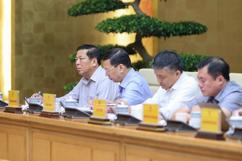 Thủ tướng: Bằng mọi biện pháp phải tiếp tế cho người dân tại những nơi bị cô lập do mưa lũ miền Trung Thủ tướng: Bằng mọi biện pháp phải tiếp tế cho người dân tại những nơi bị cô lập do mưa lũ miền Trung