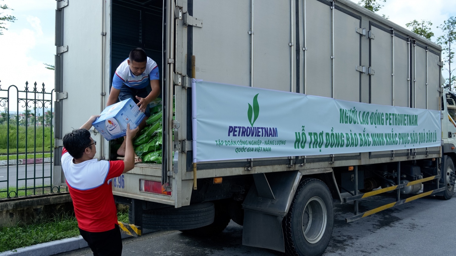 Petrovietnam lan toả “Nghĩa tình đong đầy” hướng về đồng bào vùng bão lũ Petrovietnam lan toả “Nghĩa tình đong đầy” hướng về đồng bào vùng bão lũ