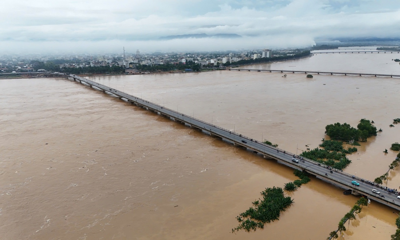 Quảng Ngãi: Mực nước lũ dâng nhanh, nhiều khu vực có nguy cơ ngập và sạt lở