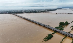 Quảng Ngãi: Mực nước lũ dâng nhanh, nhiều khu vực có nguy cơ ngập và sạt lở