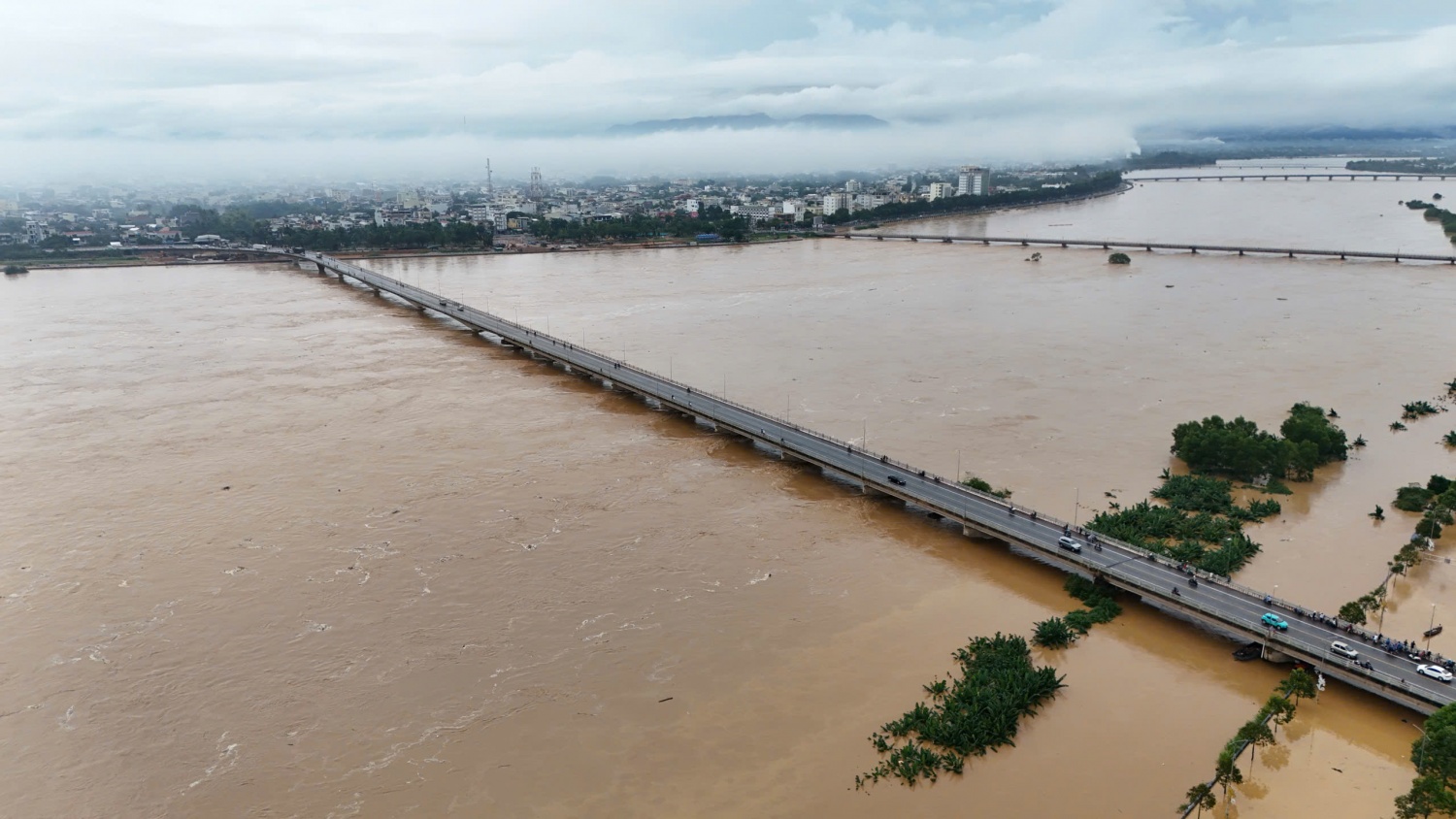 Mưa lớn từ ngày 25/10 đến 29/10 khiến mực nước trên sông Trà Khúc dâng cao, ngập lut. Hiện, mực nước sông đã tiếp tục dâng lên do mưa lớn tự rạng sáng 1/11. Ảnh: Nguyễn Yên. Mưa lớn từ ngày 25/10 đến 29/10 khiến mực nước trên sông Trà Khúc dâng cao, ngập lut. Hiện, mực nước sông đã tiếp tục dâng lên do mưa lớn tự rạng sáng 1/11. Ảnh: Nguyễn Yên.