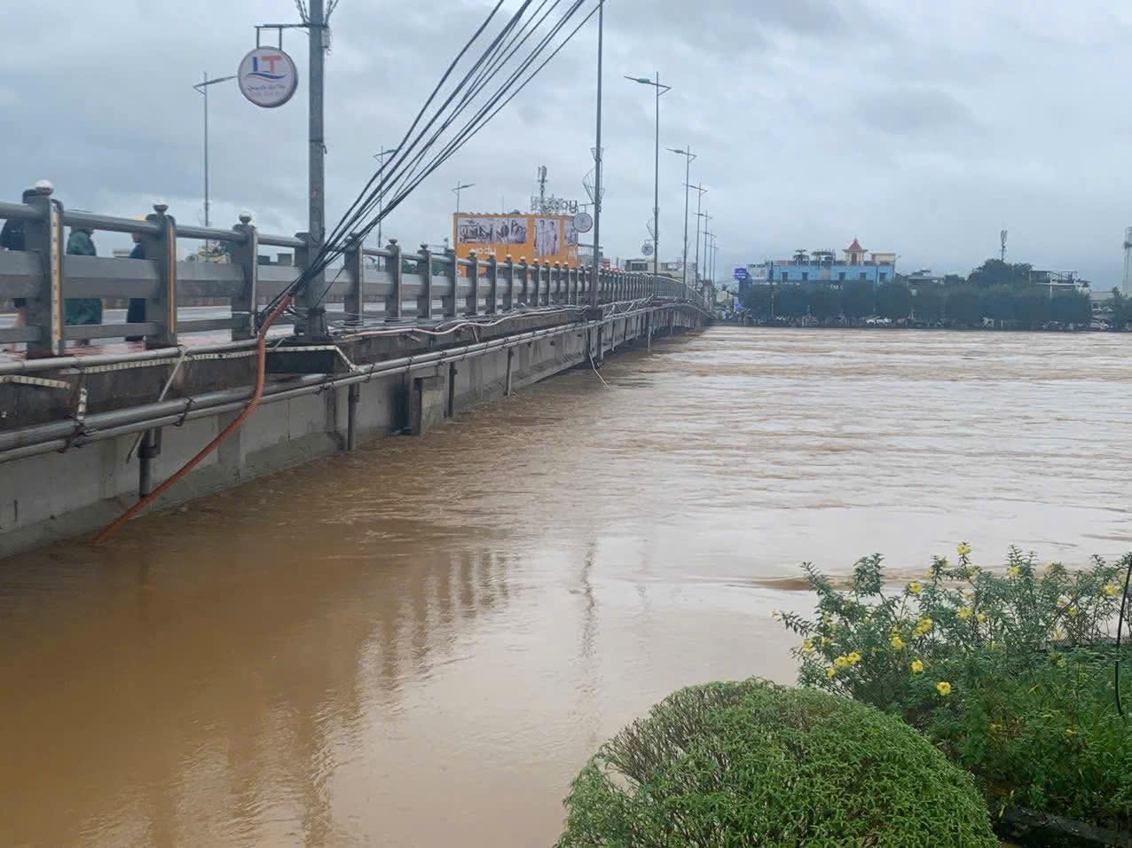 Cầu Châu Ổ (bắt ngang Quốc lộ 1A) ghi nhận mực nước chạm đỉnh vào trưa ngày 29/10, buộc lực lượng chức năng phải tạm ngưng lưu thông để đảm bảo an toàn.