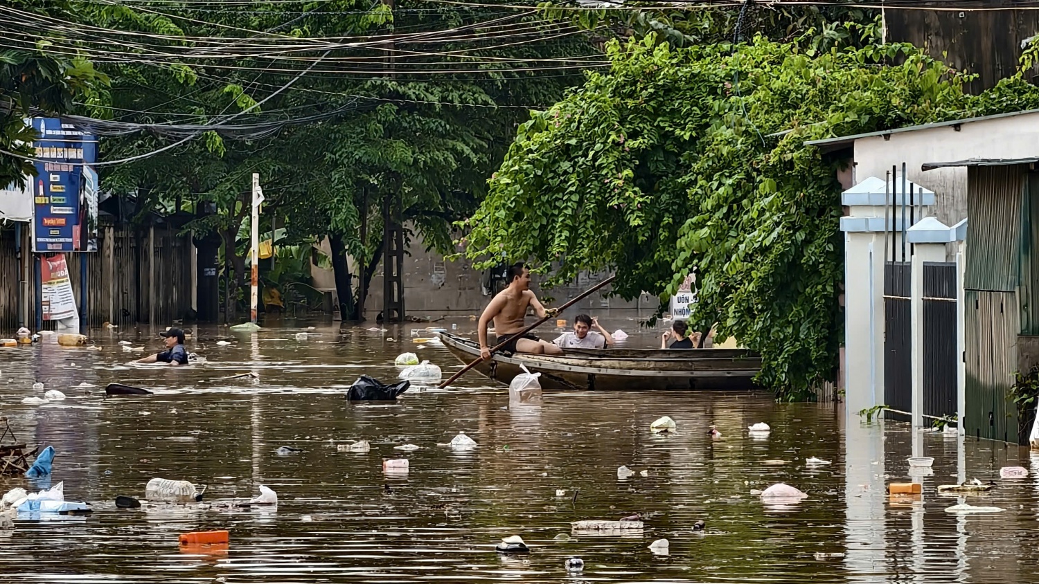 Khu vực tại phường Trương Quang Trọng nhiều nơi còn ngập, người dân phải di chuyển bằng ghe.