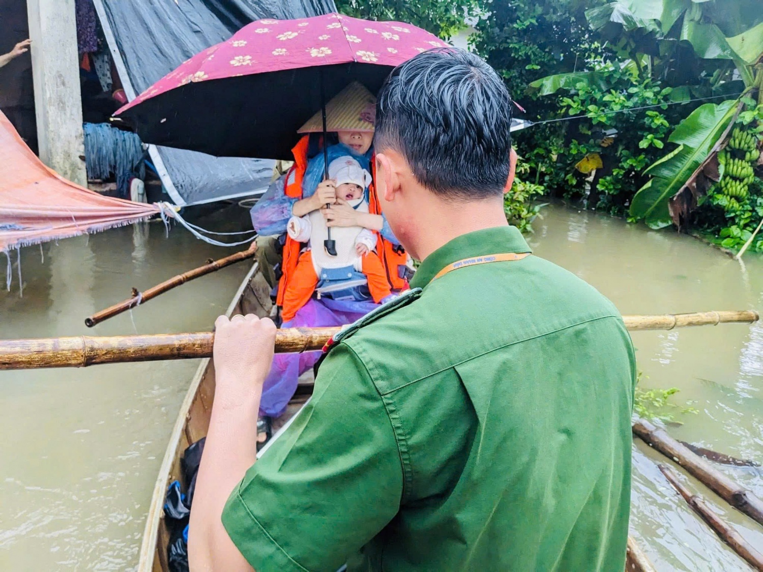 Lực lượng chức năng hỗ trợ người dân di dời đến vị trí an toàn.