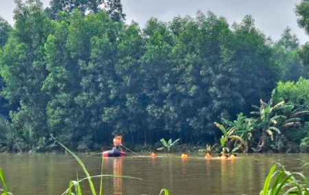 Quảng Ngãi: Lạc tay lái khi băng qua dòng nước lũ, 3 người gặp nạn