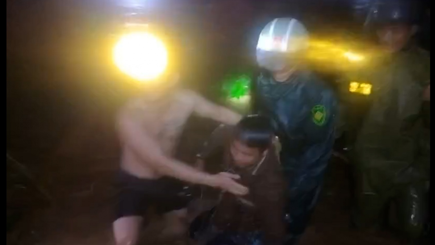 Người đàn ông ở xã Sơn Hạ được lực lượng tìm kiếm cứu lên bờ an toàn. Người đàn ông ở xã Sơn Hạ được lực lượng tìm kiếm cứu lên bờ an toàn.