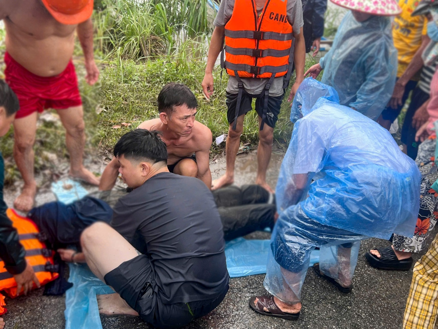 Nạn nhân L.B.H bị nước cuốn đã được tìm thấy. Nạn nhân L.B.H bị nước cuốn đã được tìm thấy.