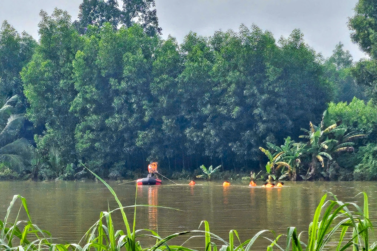 Lực lượng chức năng triển khai tìm người mất tích tại xã Sơn Tịnh. Lực lượng chức năng triển khai tìm người mất tích tại xã Sơn Tịnh.