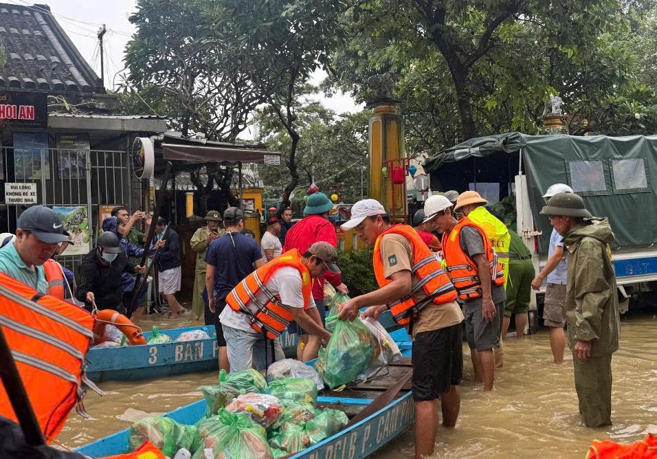 [Chùm ảnh] Hội An chìm trong cơn lũ lịch sử, vượt mức năm Giáp Thìn 1964