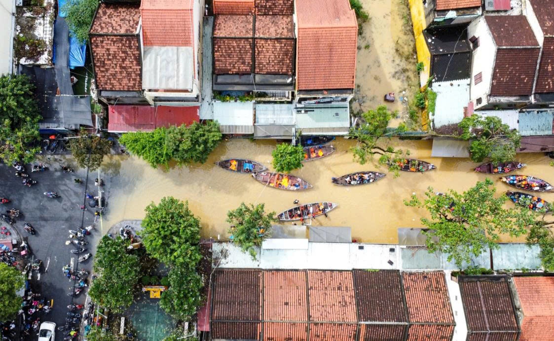 Giao thông tại Hội An đang tê liệt, phương tiện di chuyển được duy nhất là thuyền.