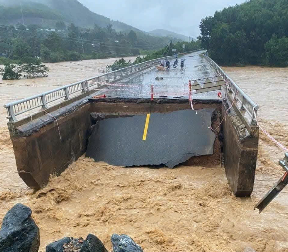 Mưa lũ khiến nhiều tuyến đường sạt lở