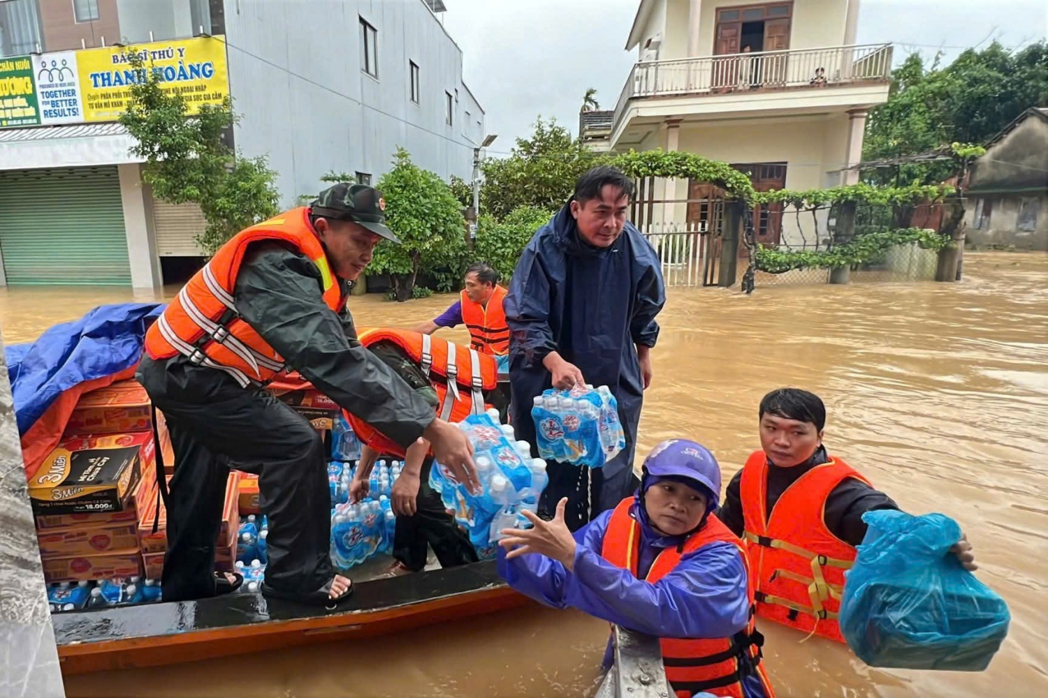 Nhiều khu vực ngập sâu, lực lượng cứu hộ phải dùng thuyền để vận chuyển nhu yếu phẩm các các hộ dân trong vùng ngập lụt. Nhiều khu vực ngập sâu, lực lượng cứu hộ phải dùng thuyền để vận chuyển nhu yếu phẩm các các hộ dân trong vùng ngập lụt.