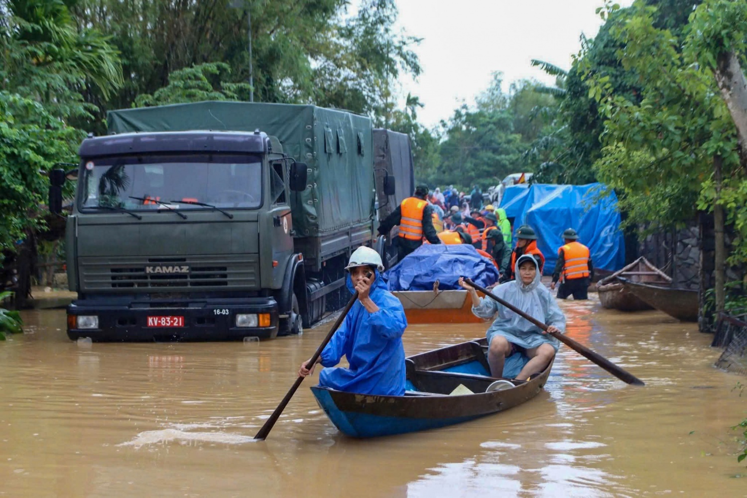 Người dân dùng thuyền di chuyển trên các tuyến đường để tiếp cận với các lực lượng hỗ trợ. Người dân dùng thuyền di chuyển trên các tuyến đường để tiếp cận với các lực lượng hỗ trợ.