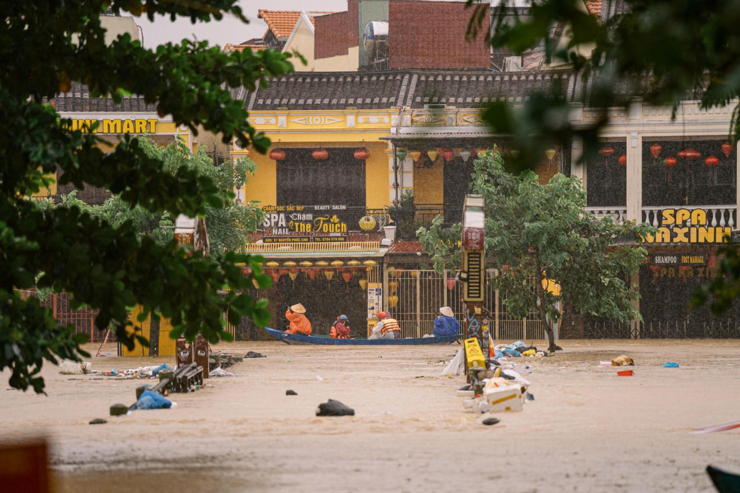 Tại phường Hội An, nước sông Hoài dâng cao hơn 1m, nhấn chìm nhiều nhà cửa của người dân. Tại phường Hội An, nước sông Hoài dâng cao hơn 1m, nhấn chìm nhiều nhà cửa của người dân.
