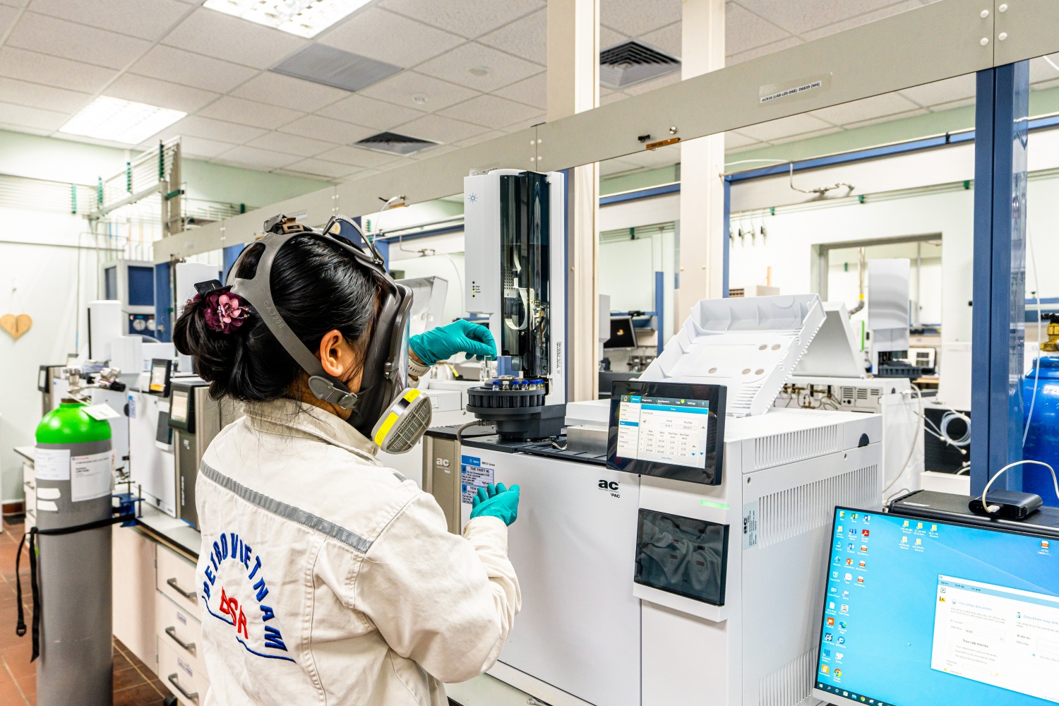 Hàng trăm lần chạy thử mẫu đã được nhân sự BSR tiến hành trong quá trình nghiên cứu, sản xuất nhiên liệu đặc chủng phục vụ quốc phòng Hàng trăm lần chạy thử mẫu đã được nhân sự BSR tiến hành trong quá trình nghiên cứu, sản xuất nhiên liệu đặc chủng phục vụ quốc phòng