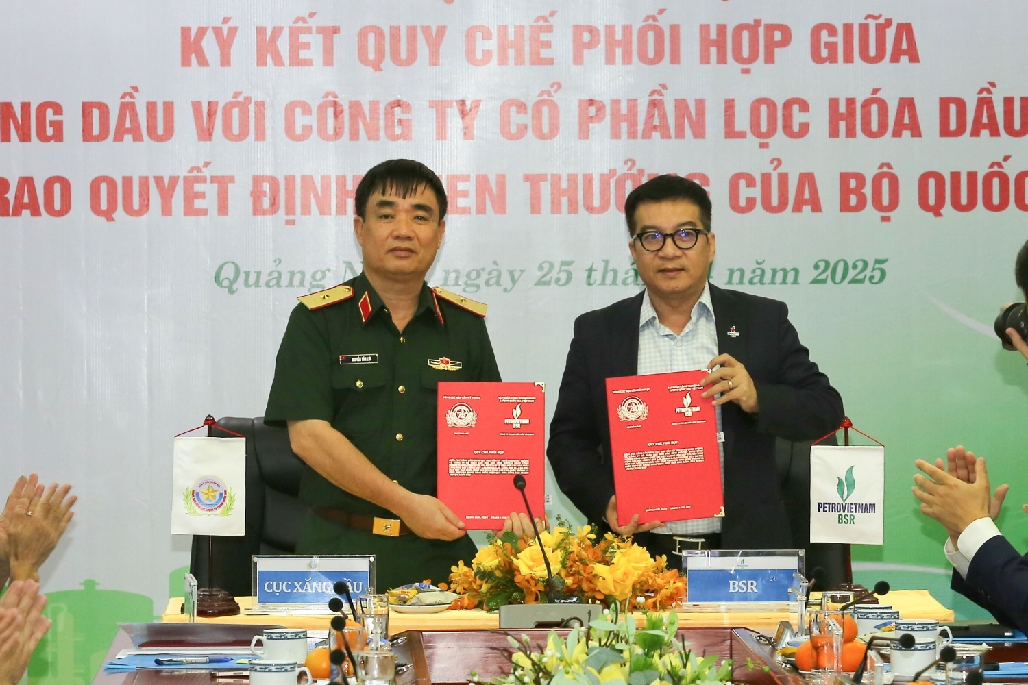 Thiếu tướng Nguyễn Văn Lực - Cục trưởng Cục Hậu cần, Tổng cục Hậu cần và đồng chí Nguyễn Việt Thắng - Phó Bí thư Đảng ủy, Tổng Giám đốc BSR đại diện 2 đơn vị ký thỏa thuận hợp tác Thiếu tướng Nguyễn Văn Lực - Cục trưởng Cục Hậu cần, Tổng cục Hậu cần và đồng chí Nguyễn Việt Thắng - Phó Bí thư Đảng ủy, Tổng Giám đốc BSR đại diện 2 đơn vị ký thỏa thuận hợp tác