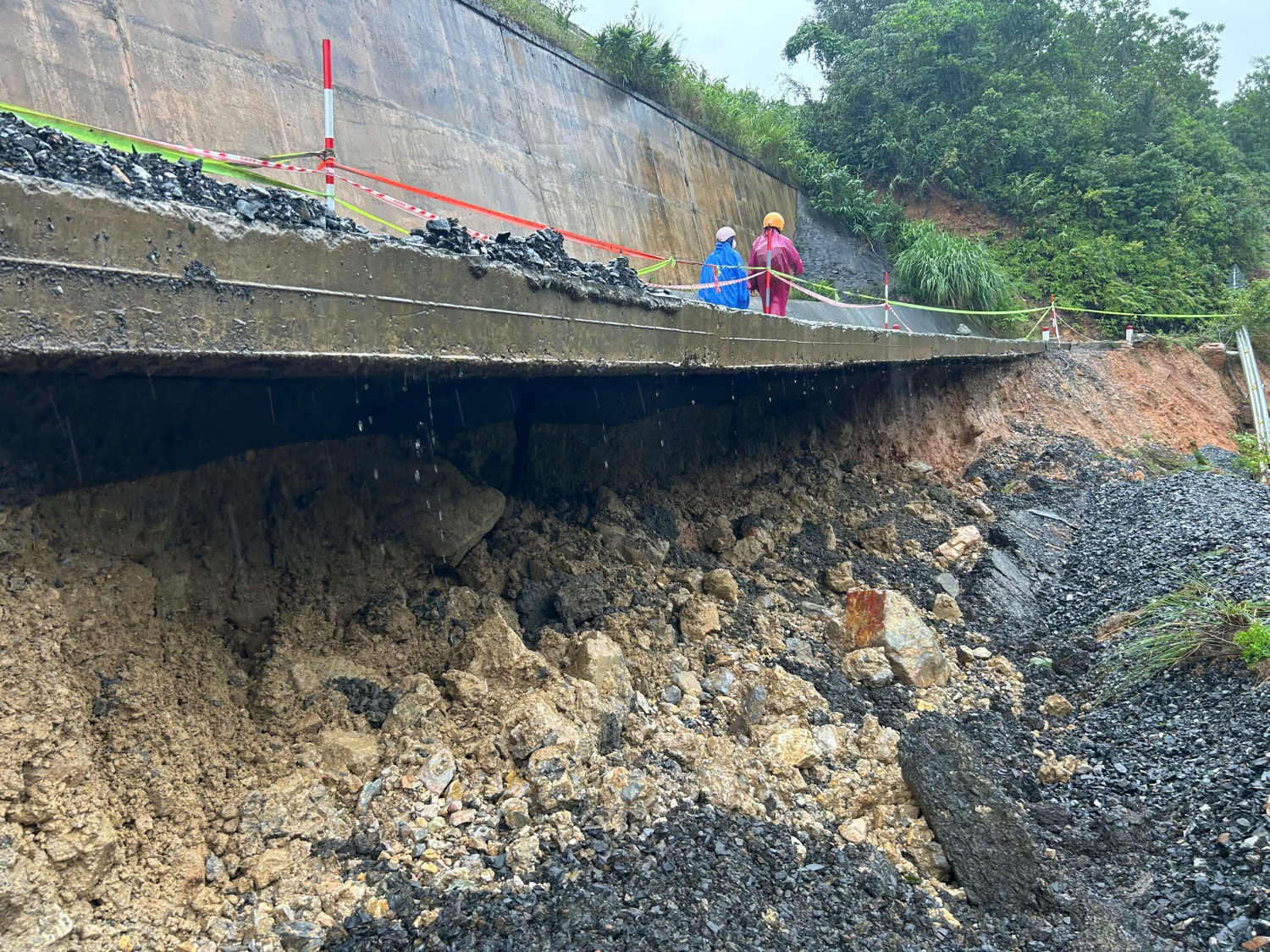 Tuyến đường DT601 tại phường Hải Vân bị sạt lở nặng nề. Tuyến đường DT601 tại phường Hải Vân bị sạt lở nặng nề.