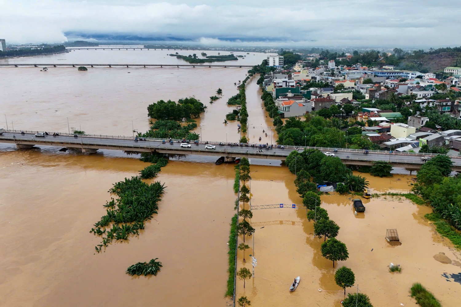 Mực nước tại sông Trà Khúc đạt đỉnh vào ngày 29/10, khiến hàng nghìn ngôi nhà bị ảnh hưởng, chìm sâu trong nước. Mực nước tại sông Trà Khúc đạt đỉnh vào ngày 29/10, khiến hàng nghìn ngôi nhà bị ảnh hưởng, chìm sâu trong nước.