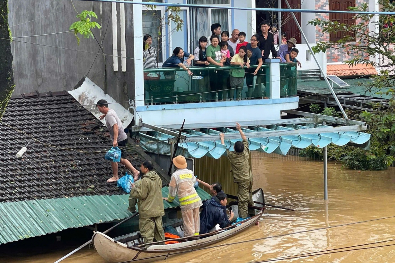 Người dân tại các vùng ngập lụt nhận đồ tiếp tế từ lực lượng chức năng. Người dân tại các vùng ngập lụt nhận đồ tiếp tế từ lực lượng chức năng.