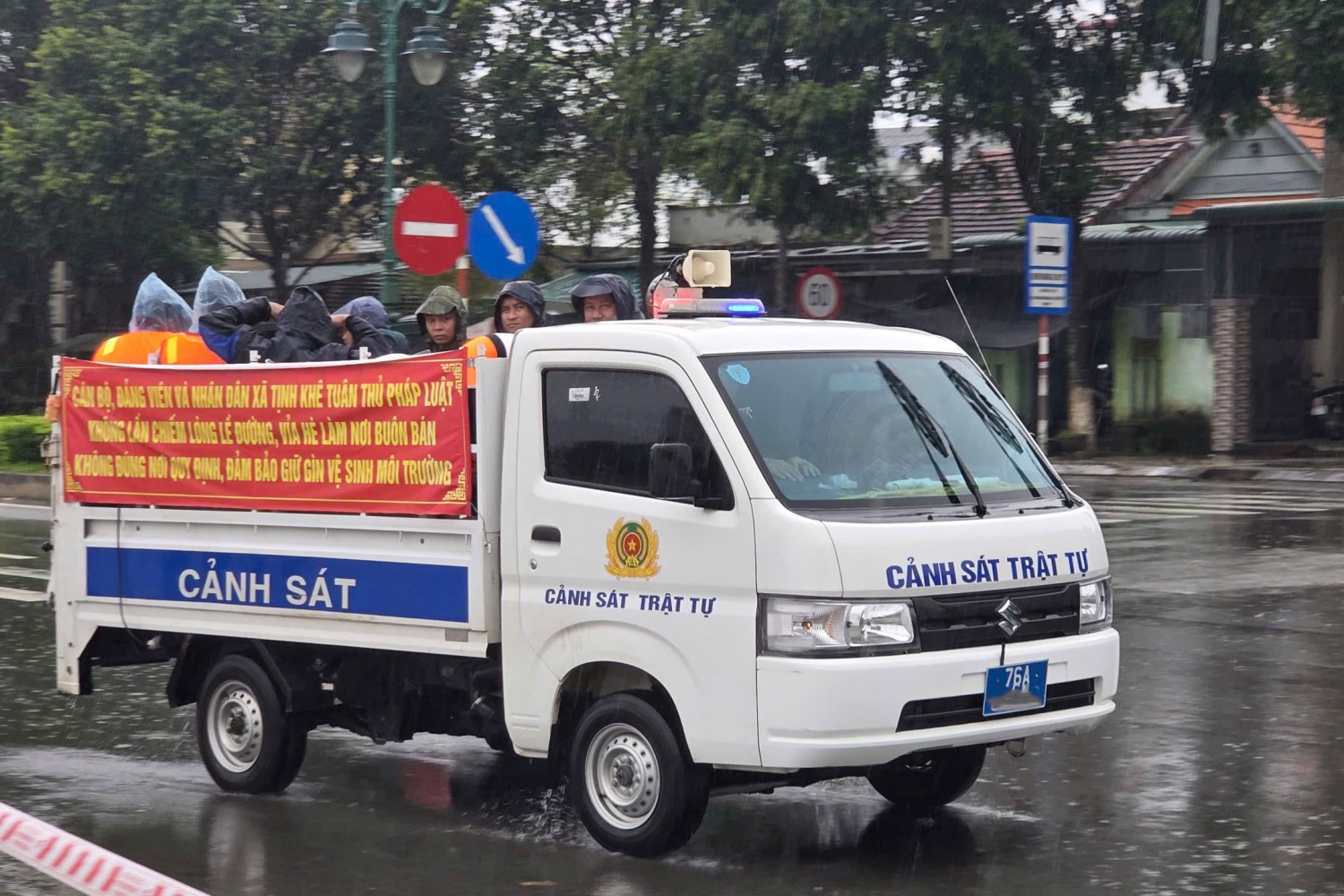 Quảng Ngãi: Hơn 5.000 ngôi nhà bị ngập, thiệt hại hơn 314 tỷ đồng do mưa lũ, sạt lở đất Quảng Ngãi: Hơn 5.000 ngôi nhà bị ngập, thiệt hại hơn 314 tỷ đồng do mưa lũ, sạt lở đất