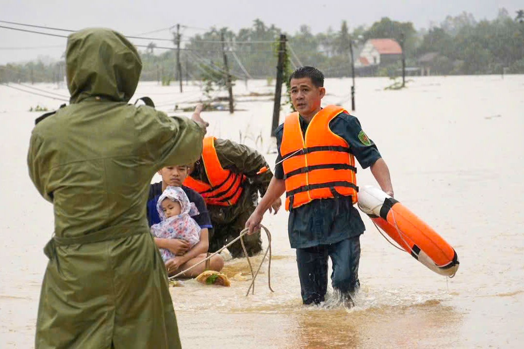 Lực lượng chức năng hỗ trợ người dân di dời đến vị trí an toàn do ảnh hưởng của mưa lũ. Lực lượng chức năng hỗ trợ người dân di dời đến vị trí an toàn do ảnh hưởng của mưa lũ.