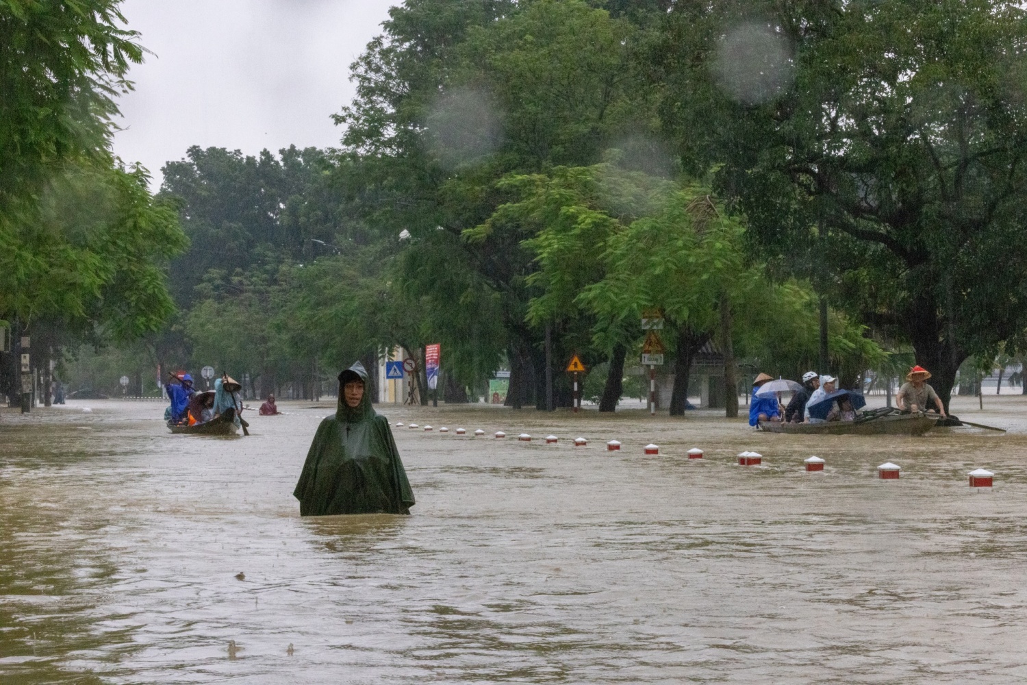Mực nước sông Hương dân cao hơn 1m. Mực nước sông Hương dân cao hơn 1m.