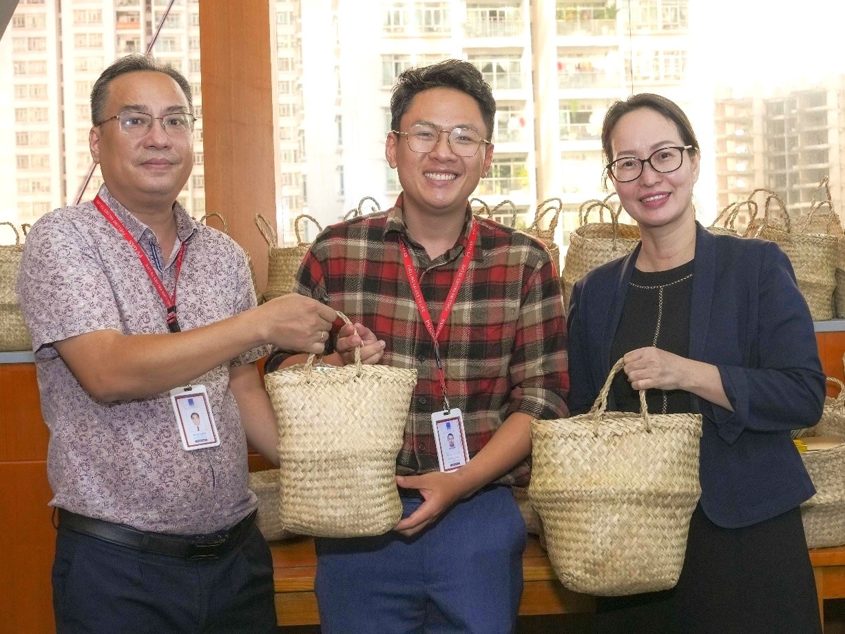 Những phần quà yêu thương không chỉ gửi đến phái đẹp mà còn tất cả CBCNV – NLĐ CQĐH trong các dịp đặc biệt Những phần quà yêu thương không chỉ gửi đến phái đẹp mà còn tất cả CBCNV – NLĐ CQĐH trong các dịp đặc biệt