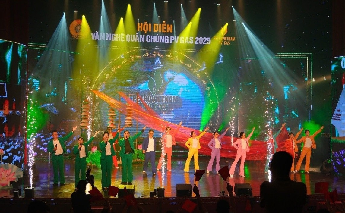 CQĐH tham gia Hội diễn Nghệ thuật quần chúng PV GAS, nơi mỗi đoàn viên trở thành người nghệ sĩ trên sân khấu của mình CQĐH tham gia Hội diễn Nghệ thuật quần chúng PV GAS, nơi mỗi đoàn viên trở thành người nghệ sĩ trên sân khấu của mình