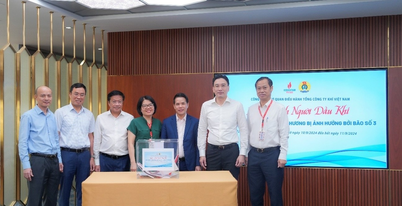 Tập thể Lãnh đạo PV GAS ủng hộ đồng bào bị ảnh hưởng bởi lũ lụt, thiên tai Tập thể Lãnh đạo PV GAS ủng hộ đồng bào bị ảnh hưởng bởi lũ lụt, thiên tai