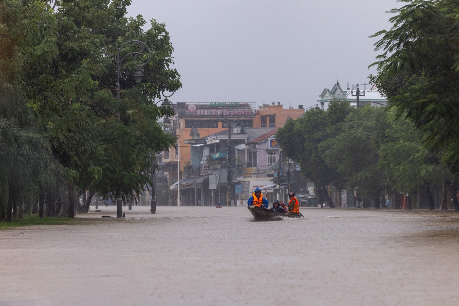 Huế: Mưa lũ lịch sử làm 8 người thương vong, hơn 44.500 ngôi nhà bị ngập Huế: Mưa lũ lịch sử làm 8 người thương vong, hơn 44.500 ngôi nhà bị ngập