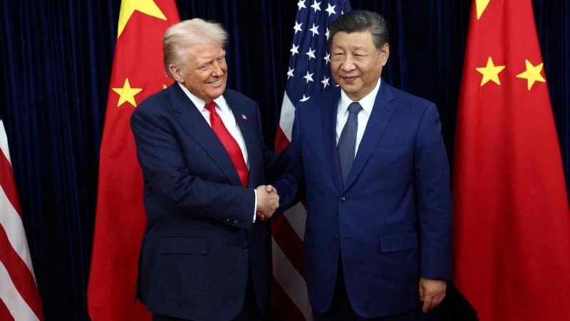 ổng thống Mỹ Donald Trump (trái) và Chủ tịch Trung Quốc Tập Cận Bình tại Busan, Hàn Quốc, ngày 30/10. 