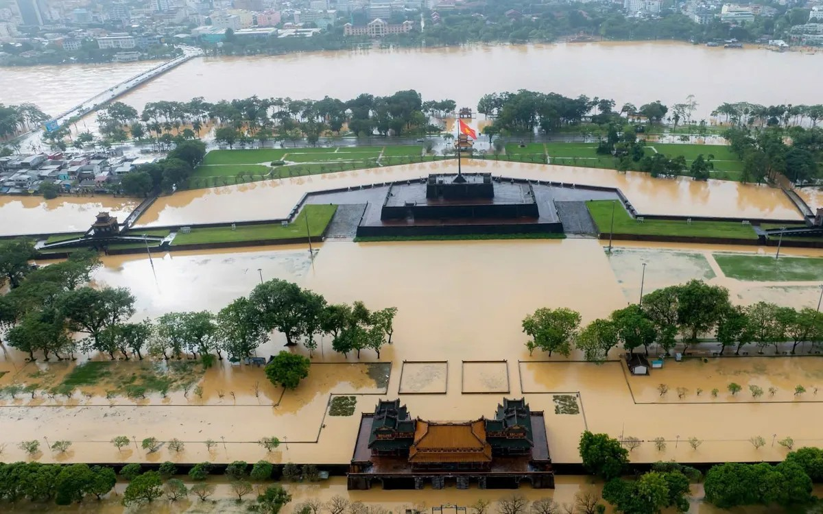 Kinh thành Huế ngập sâu trong trận mưa lũ lịch sử. Kinh thành Huế ngập sâu trong trận mưa lũ lịch sử.