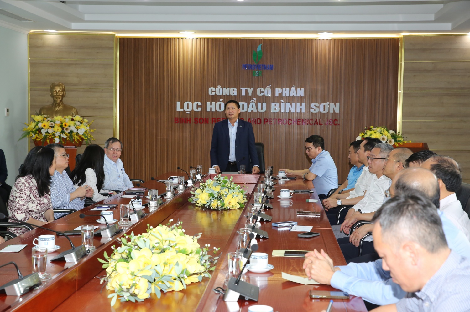 Chủ tịch HĐQT Bùi Ngọc Dương kêu gọi NLĐ BSR ủng hộ đồng bào Quảng Ngãi. Chủ tịch HĐQT Bùi Ngọc Dương kêu gọi NLĐ BSR ủng hộ đồng bào Quảng Ngãi.