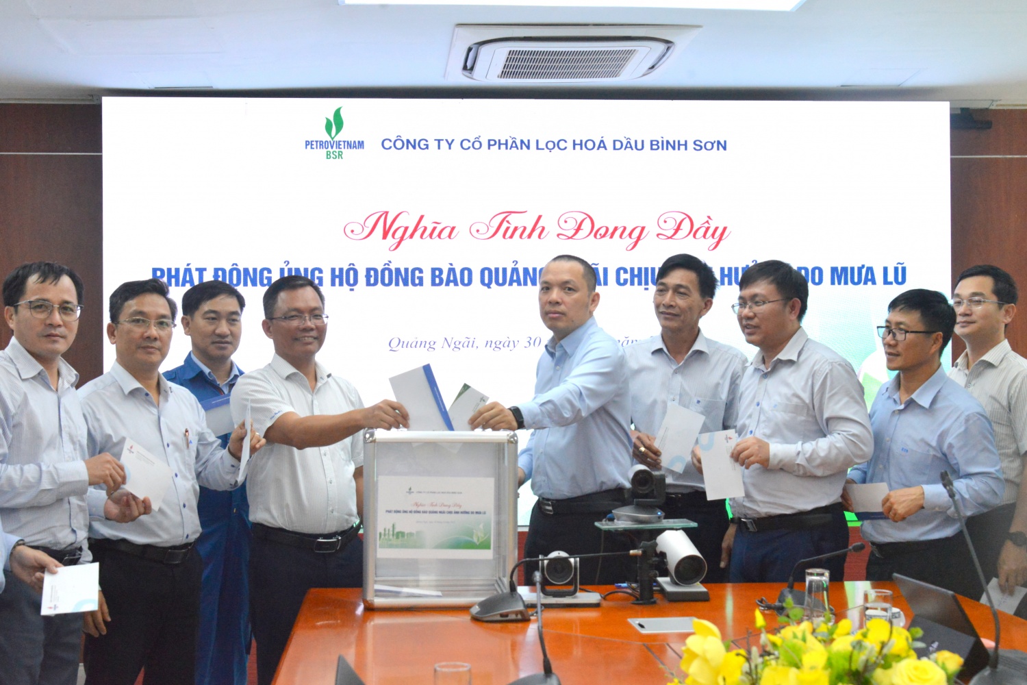 Lãnh đạo Công ty, Ban Giám đốc Nhà máy và các Ban chức năng ủng hộ đồng bào Quảng Ngãi tại điểm phát động Tòa nhà Building A1 - Khu hành chính Nhà máy  Lãnh đạo Công ty, Ban Giám đốc Nhà máy và các Ban chức năng ủng hộ đồng bào Quảng Ngãi tại điểm phát động Tòa nhà Building A1 - Khu hành chính Nhà máy