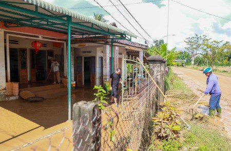 Người dân Quảng Ngãi tất bật dọn dẹp sau khi lũ rút