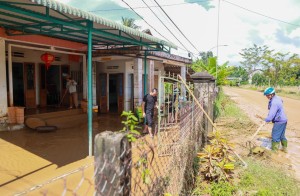 Người dân Quảng Ngãi tất bật dọn dẹp sau khi lũ rút