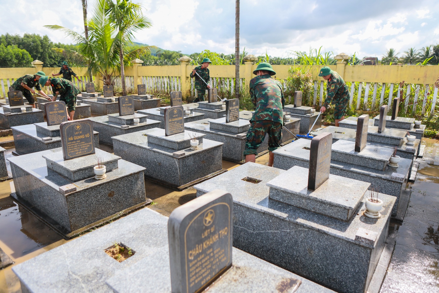 Quảng Ngãi: Trận lũ lịch sử rút, người dân tất bật dọn dẹp bùn non Quảng Ngãi: Trận lũ lịch sử rút, người dân tất bật dọn dẹp bùn non