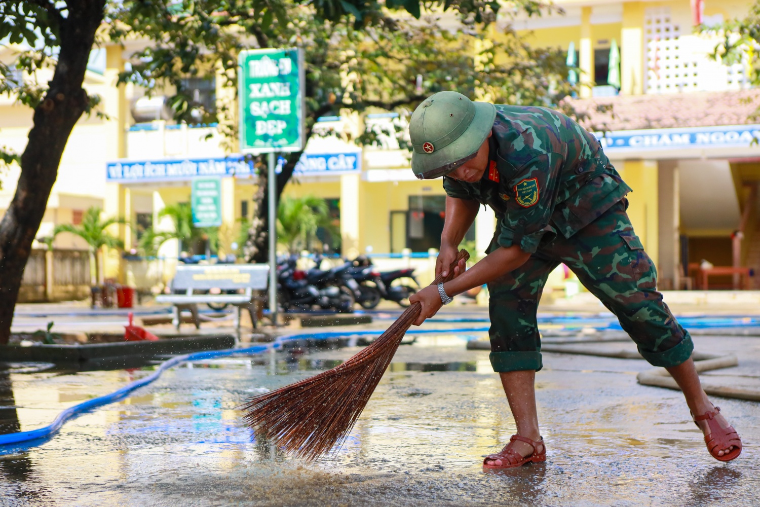 Quảng Ngãi: Trận lũ lịch sử rút, người dân tất bật dọn dẹp bùn non Quảng Ngãi: Trận lũ lịch sử rút, người dân tất bật dọn dẹp bùn non