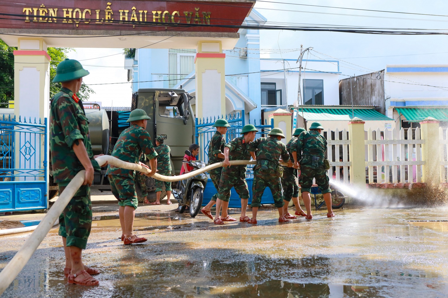 Quảng Ngãi: Trận lũ lịch sử rút, người dân tất bật dọn dẹp bùn non Quảng Ngãi: Trận lũ lịch sử rút, người dân tất bật dọn dẹp bùn non