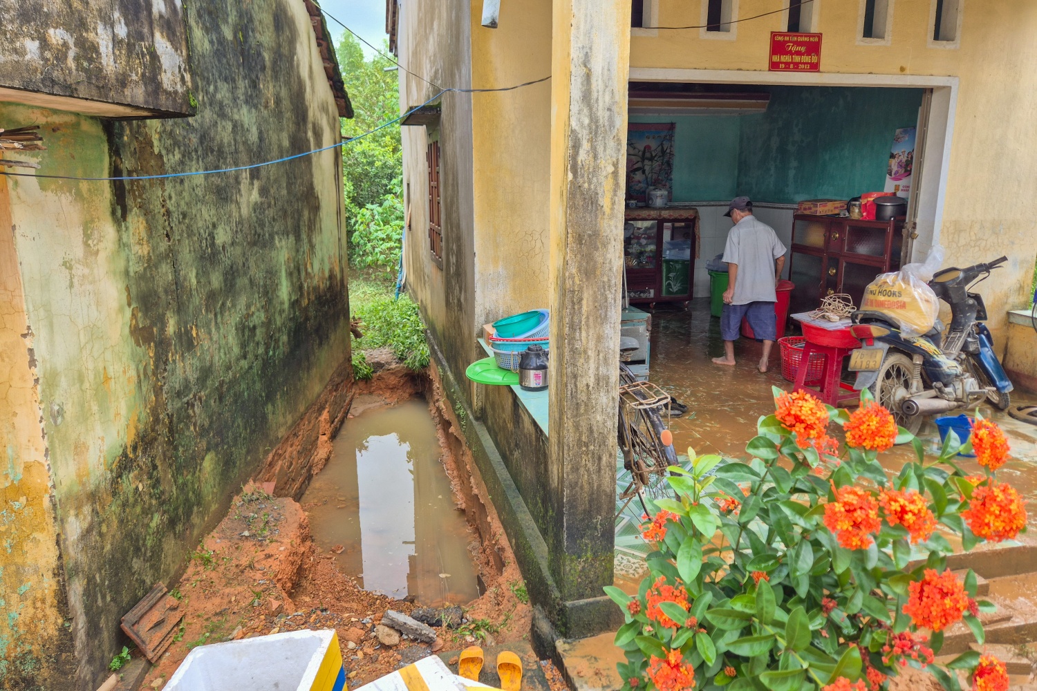 Quảng Ngãi: Trận lũ lịch sử rút, người dân tất bật dọn dẹp bùn non Quảng Ngãi: Trận lũ lịch sử rút, người dân tất bật dọn dẹp bùn non