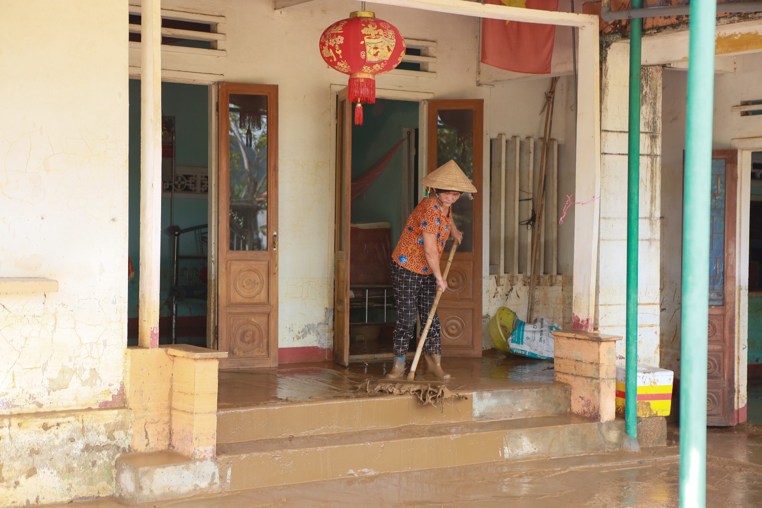 Quảng Ngãi: Trận lũ lịch sử rút, người dân tất bật dọn dẹp bùn non Quảng Ngãi: Trận lũ lịch sử rút, người dân tất bật dọn dẹp bùn non