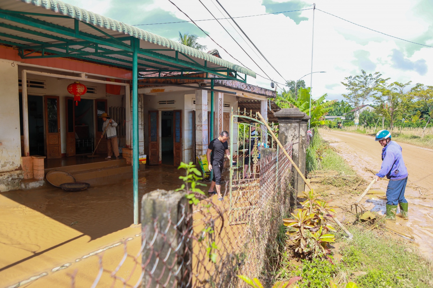 Quảng Ngãi: Trận lũ lịch sử rút, người dân tất bật dọn dẹp bùn non Quảng Ngãi: Trận lũ lịch sử rút, người dân tất bật dọn dẹp bùn non