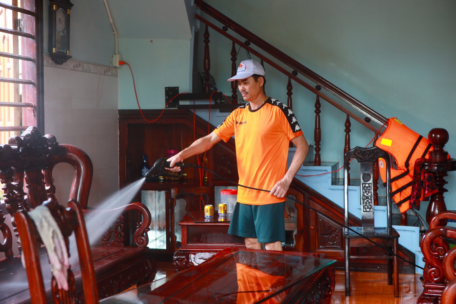 Quảng Ngãi: Trận lũ lịch sử rút, người dân tất bật dọn dẹp bùn non Quảng Ngãi: Trận lũ lịch sử rút, người dân tất bật dọn dẹp bùn non