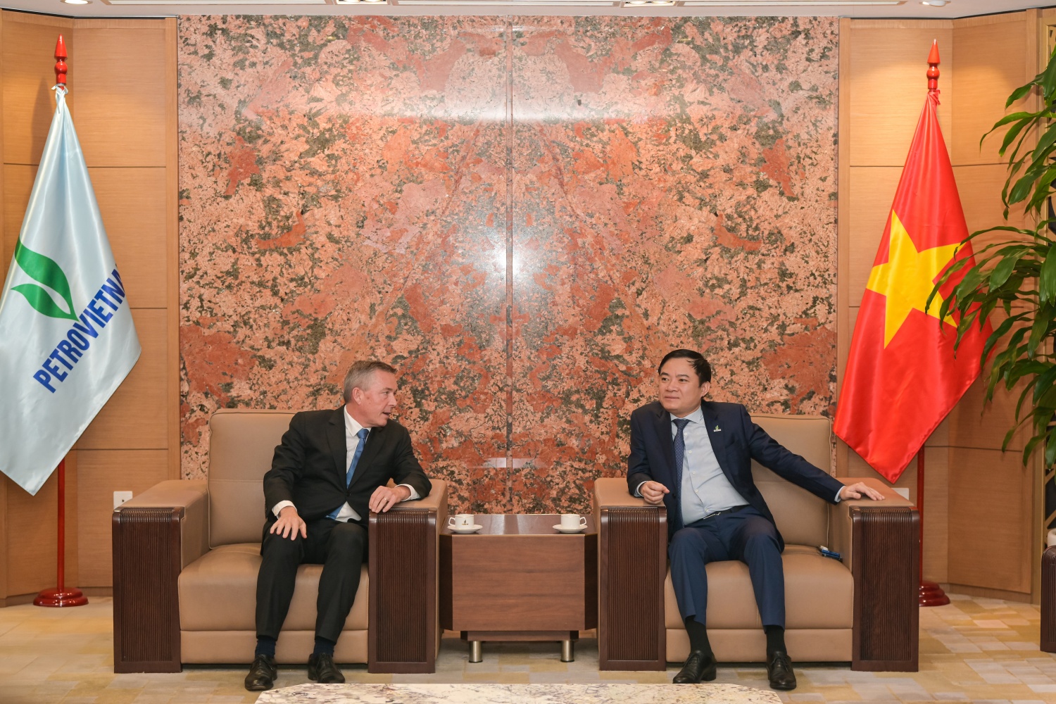 Tổng Giám đốc Petrovietnam Lê Ngọc Sơn trao đổi với ông Armel Simondin Tổng Giám đốc Petrovietnam Lê Ngọc Sơn trao đổi với ông Armel Simondin